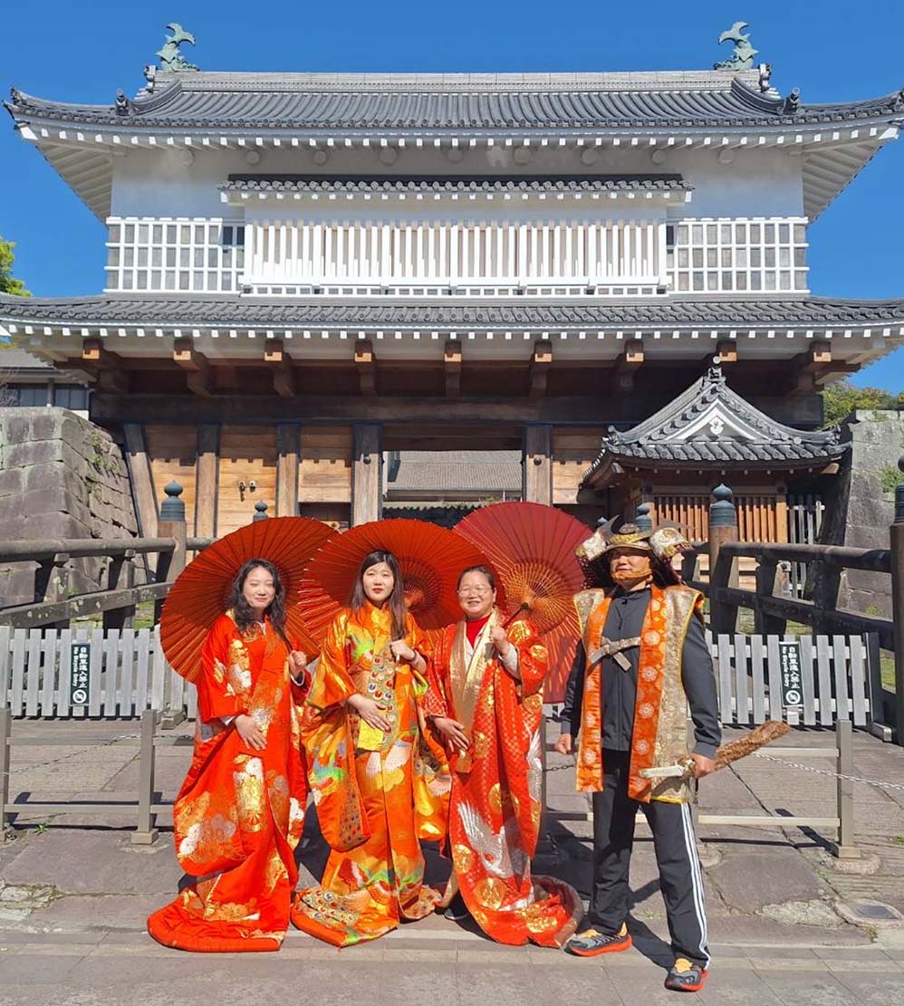 体験（城門前での衣装体験）